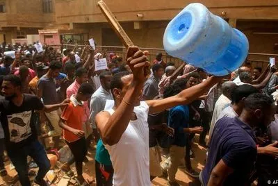 В Судане десятки тысяч людей вышли на протесты против военного совета страны