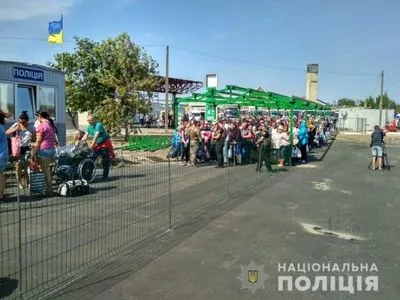 У чергах у КПВВ на Донбасі застрягло 170 автомобілів