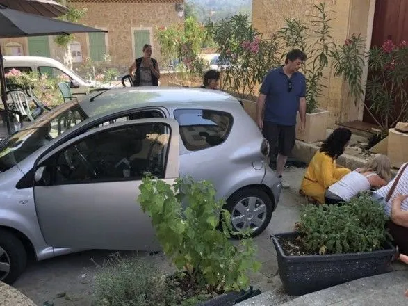 Во Франции семь человек пострадали при наезде автомобиля на террасу кафе
