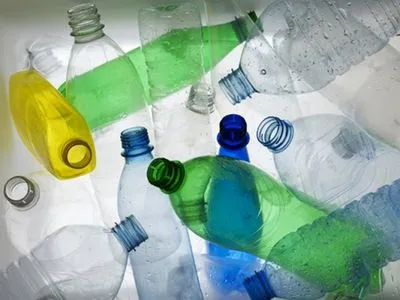 Нигерийские школы принимают плату за обучение детей пластиковыми бутылками
