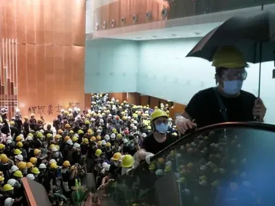 Протестующие захватили здание Законодательного совета Гонконга
