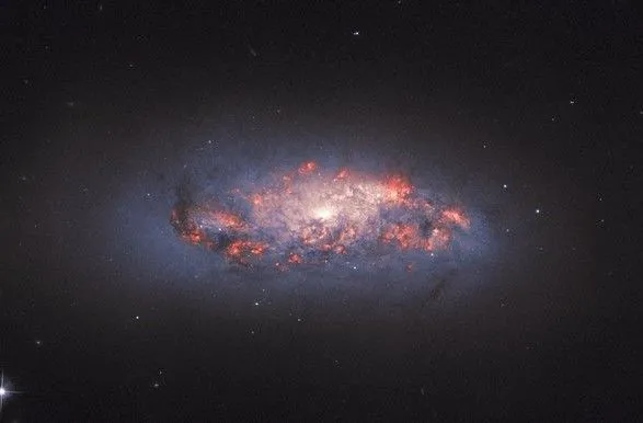 Hubble сфотографировал галактику "цветущей розы"