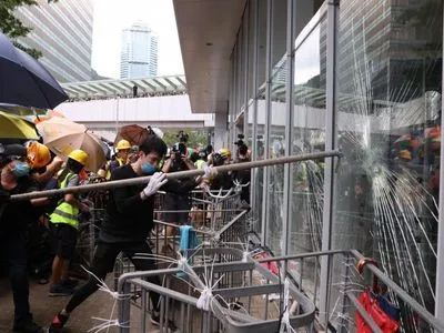 Річниця "переходу" під управління Китаю: у Гонконзі демонстранти штурмують будівлю уряду