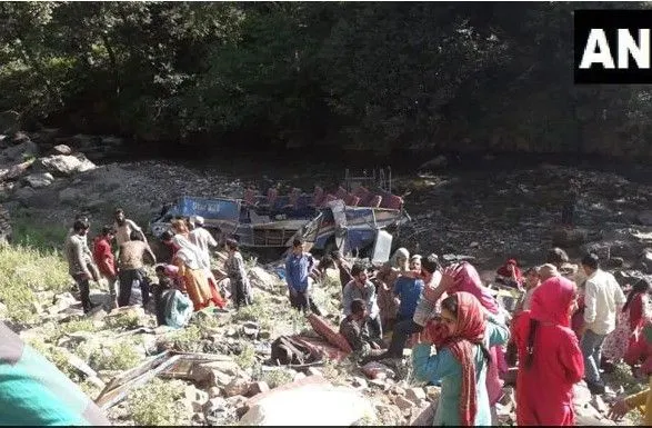 В Індії 25 людей загинули при падінні автобуса в ущелину