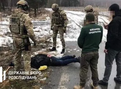 В Житомирской области три мужчины похитили и продавали оружие из военной части - ГБР