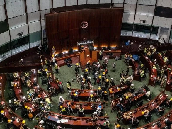 Пекин требует уголовной ответственности за штурм парламента Гонконга