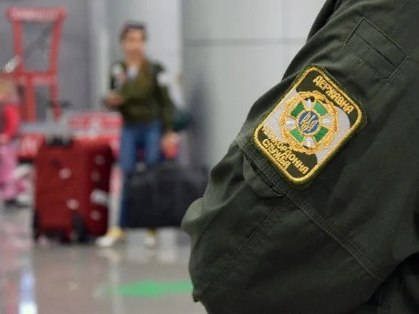 У київському аеропорту затримали іноземку з "липовим" паспортом