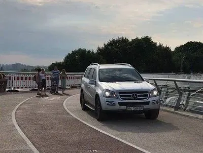 Водію, який проїхався по скляному мосту у Києві, виписали штраф