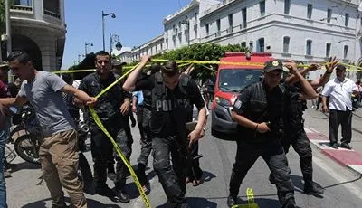 В столице Туниса подозреваемый в терроризме устроил взрыв в окружении полицейских