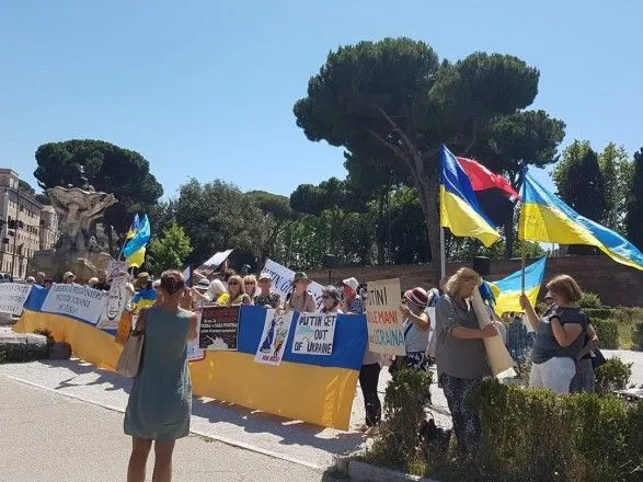 u-rimi-protestuyut-z-ukrayinskimi-praporami-cherez-vizit-putina