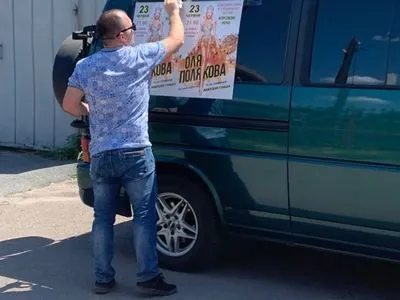 В Киевоблсовете выясняют, как коммунальные автомобили оказались оклеенными агитацией кандидата в нардепы