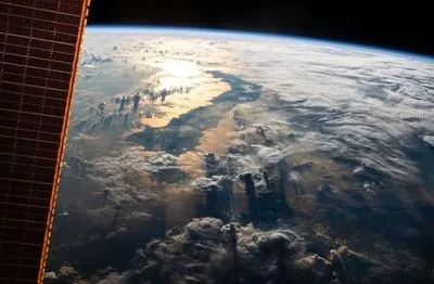 Игру солнечных лучей в морской глади показали с космоса