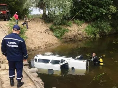 В Черниговской области автомобиль с водителем съехал с моста в реку