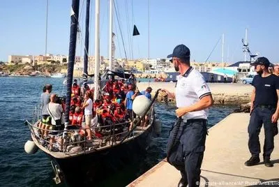 Глава МВС Німеччини закликав Італію відкрити порти для суден з біженцями