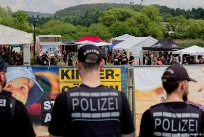 Фестиваль ультраправых в Германии: полиция конфисковала пиво и останавливала выступления