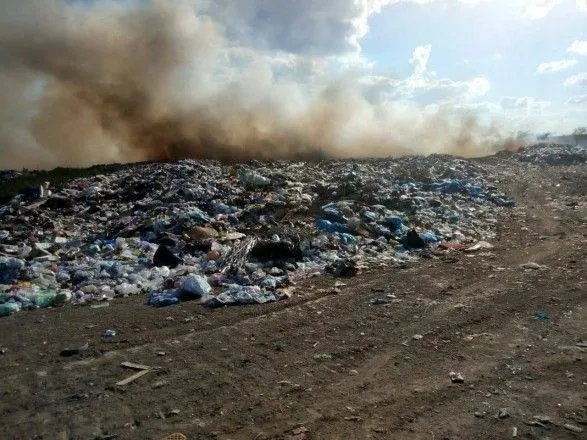 У Миколаївській області уже майже добу горить сміттєзвалище