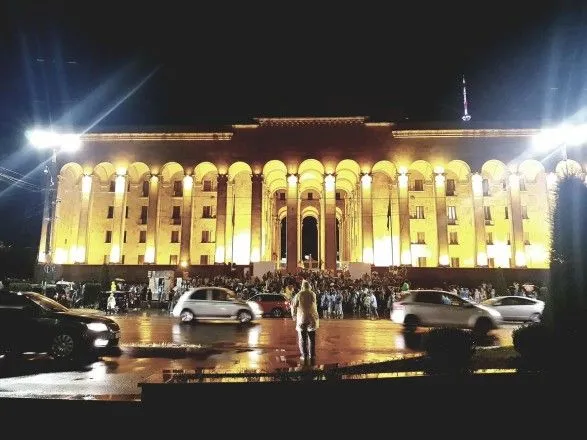 nad-parlamentom-gruziyi-proletiv-dron-z-praporom-lgbt-spilnoti