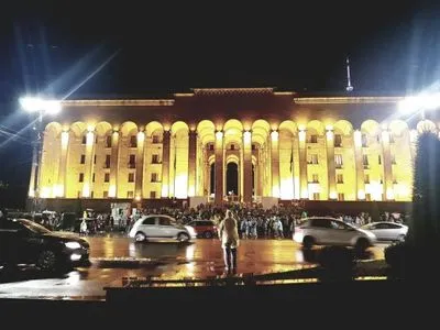 Над парламентом Грузии пролетел дрон с флагом ЛГБТ-сообщества
