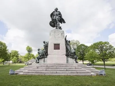 Коренное население Канады выступает против установки памятника первооткрывателю страны