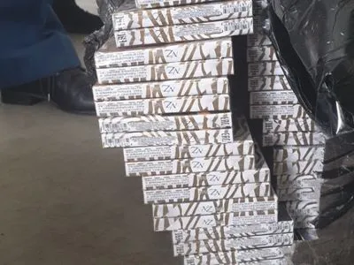 В рейсовом автобусе на Закарпатье таможенники обнаружили более 2 тыс. пачек сигарет