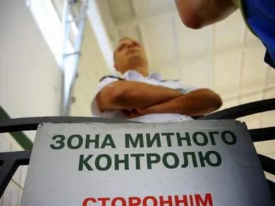 Зеленский подписал указ о борьбе с "письмами счастья" на таможне