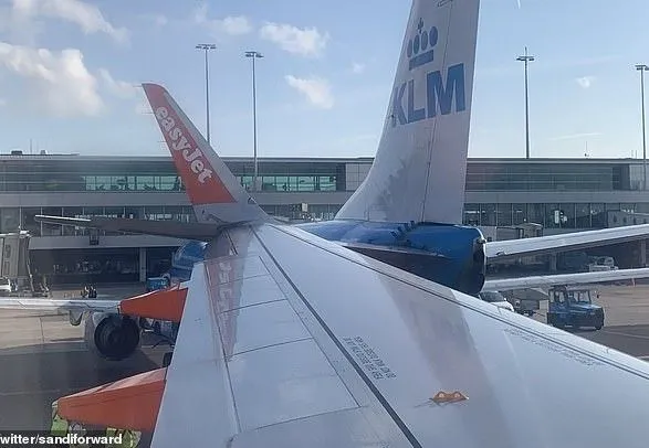 Самолет врезался в Boeing в аэропорту Амстердама