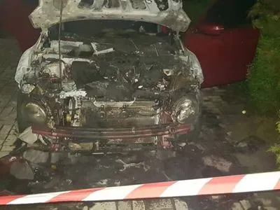 Підпал авто біля офісу партії “Слуга Народу” у Херсоні назвали “безглуздим вчинком”