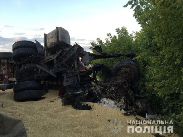 На трассе Киев-Одесса столкнулись зерновозы: три человека погибли