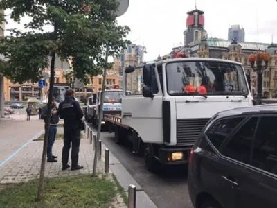 Кличко: у Києві почали евакуювати неправильно припарковані автівки