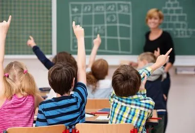 Кабмін планує повернути 10% надбавки вихователям і підвищити зарплату вчителям