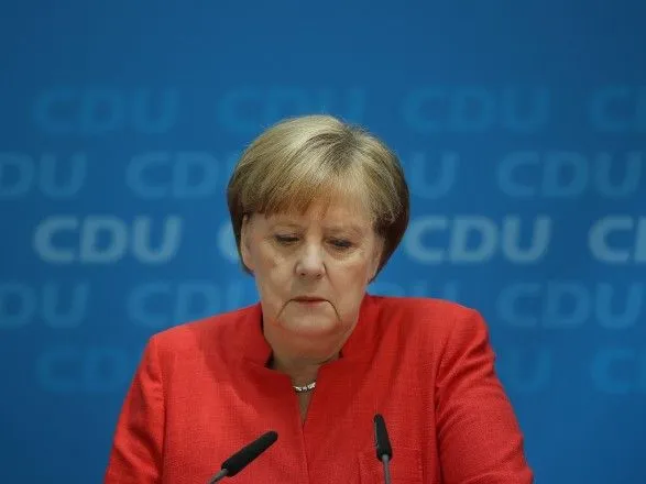 Після нападів тремору Меркель вирішила посидіти на черговому прийомі