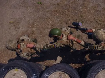 Украинские морпехи готовятся к дежурству в боевой тактической группе ЕС