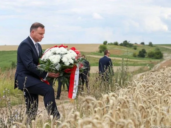 Польща наполягає, щоб Україна дозволила провести ексгумацію тіл поляків, які загинули на Волині