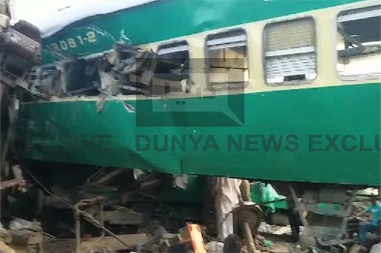 Число жертв столкновения поездов в Пакистане достигло 11 людей
