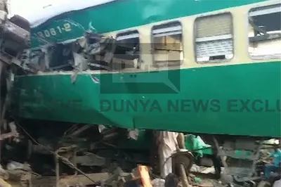 Число жертв столкновения поездов в Пакистане достигло 11 людей