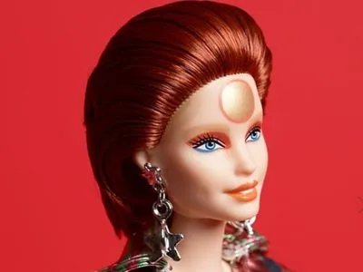Кукла “Барби” предстала в образе Дэвида Боуи