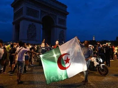 Болельщики алжирской сборной после победы в матче КАН устроили погромы во Франции: есть погибшая
