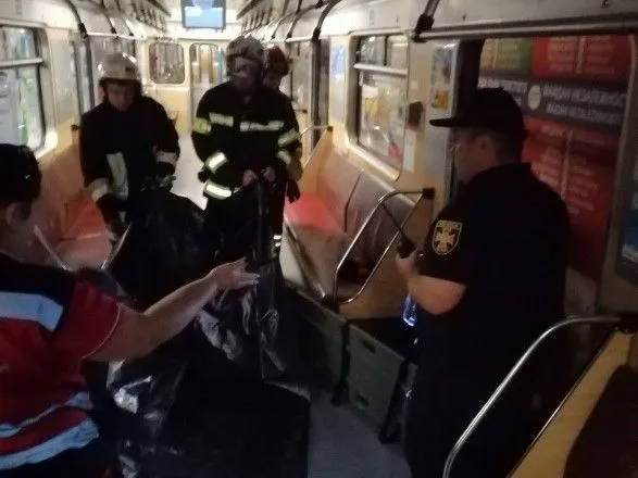 Рятувальники дістали тіло жінки з-під потяга у столичному метро