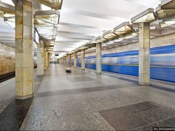 В столичном метро женщина упала на рельсы