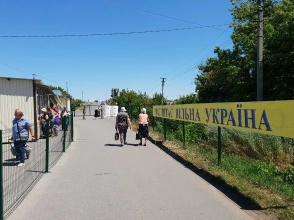 У КПВВ на Донбасі у чергах застрягли понад 200 автомобілів