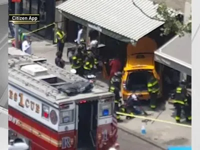 Такси въехало в ресторан в США, восемь пострадавших