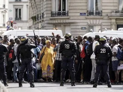 Сотни мигрантов заблокировали парижский Пантеон