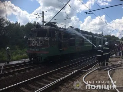 Во время движения поезда загорелся электровоз в Харьковской области
