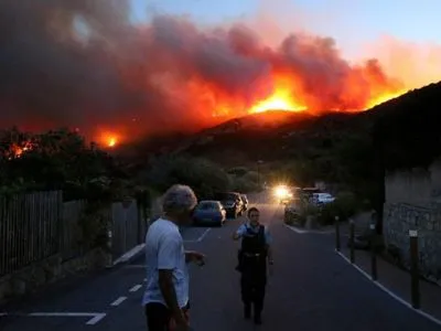 У Франції близько 2,7 тис. осіб евакуювали з кемпінгів через лісову пожежу