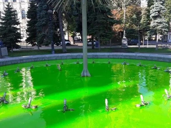 В Киеве вандалы залили краской и мыльным раствором несколько фонтанов
