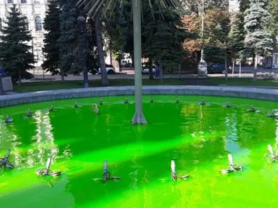 У Києві вандали залили фарбою та мильним розчином кілька фонтанів