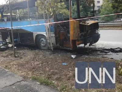 У Києві вщент згорів автобус