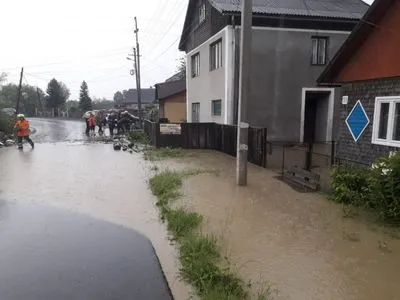 Сильна злива на Закарпатті підтопила магазин і житлові будинки