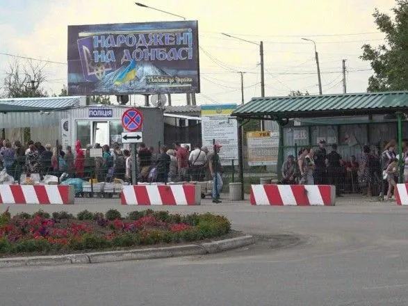 На КПВВ в Станице Луганской человек распылили перецевий баллончик