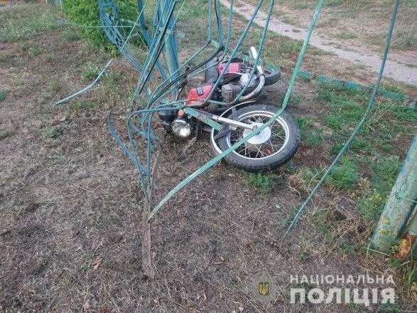 Мужчина на мотоцикле врезался в забор школы на Харьковской области